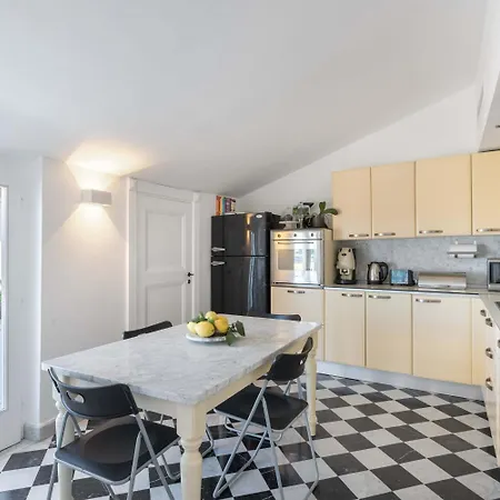 The Roof With Sea View *