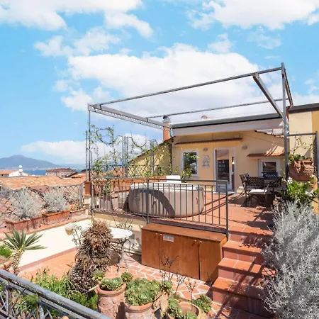 The Roof With Sea View Apartment